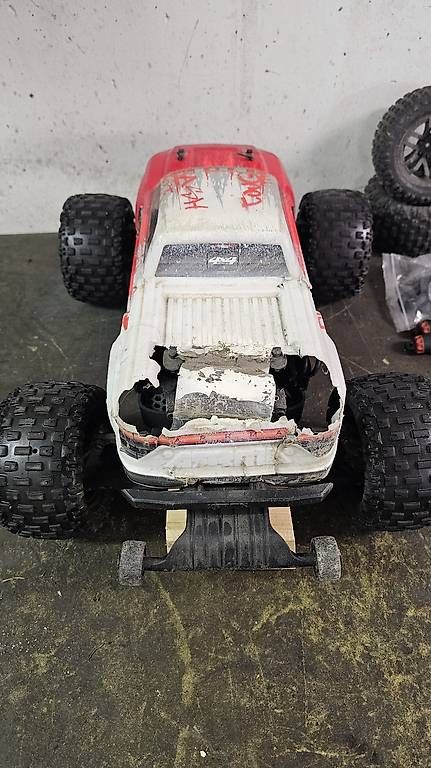 Arrma Modellismo RC: Arrma Granite 4×4 Blx 3s – Difettoso da Sils im Domleschg venduto da Colin.Grischott 3