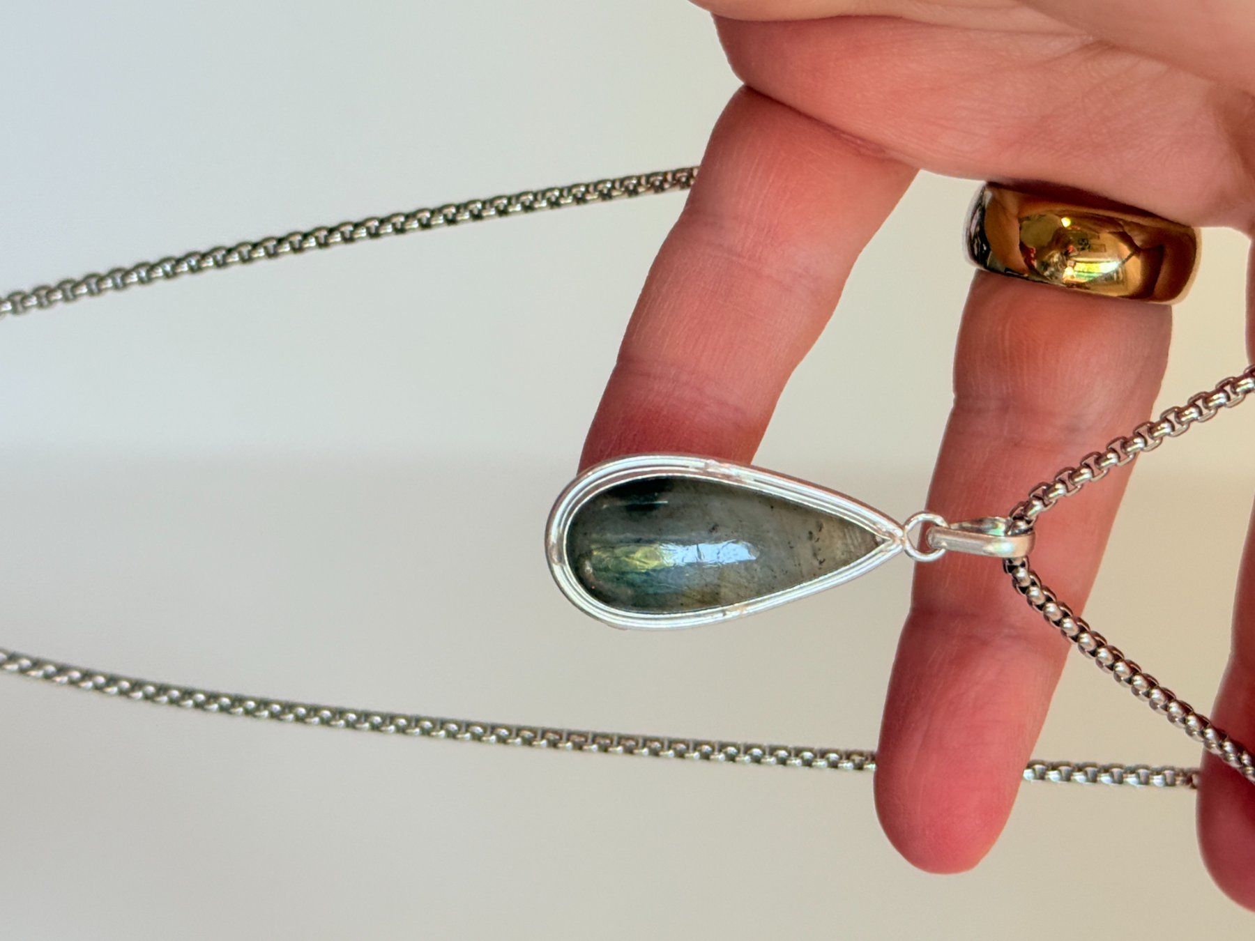 Ketten: Collier élégant avec pendentif en pierre naturelle – Neu und originalverpackt aus Genève von AGBERG 5