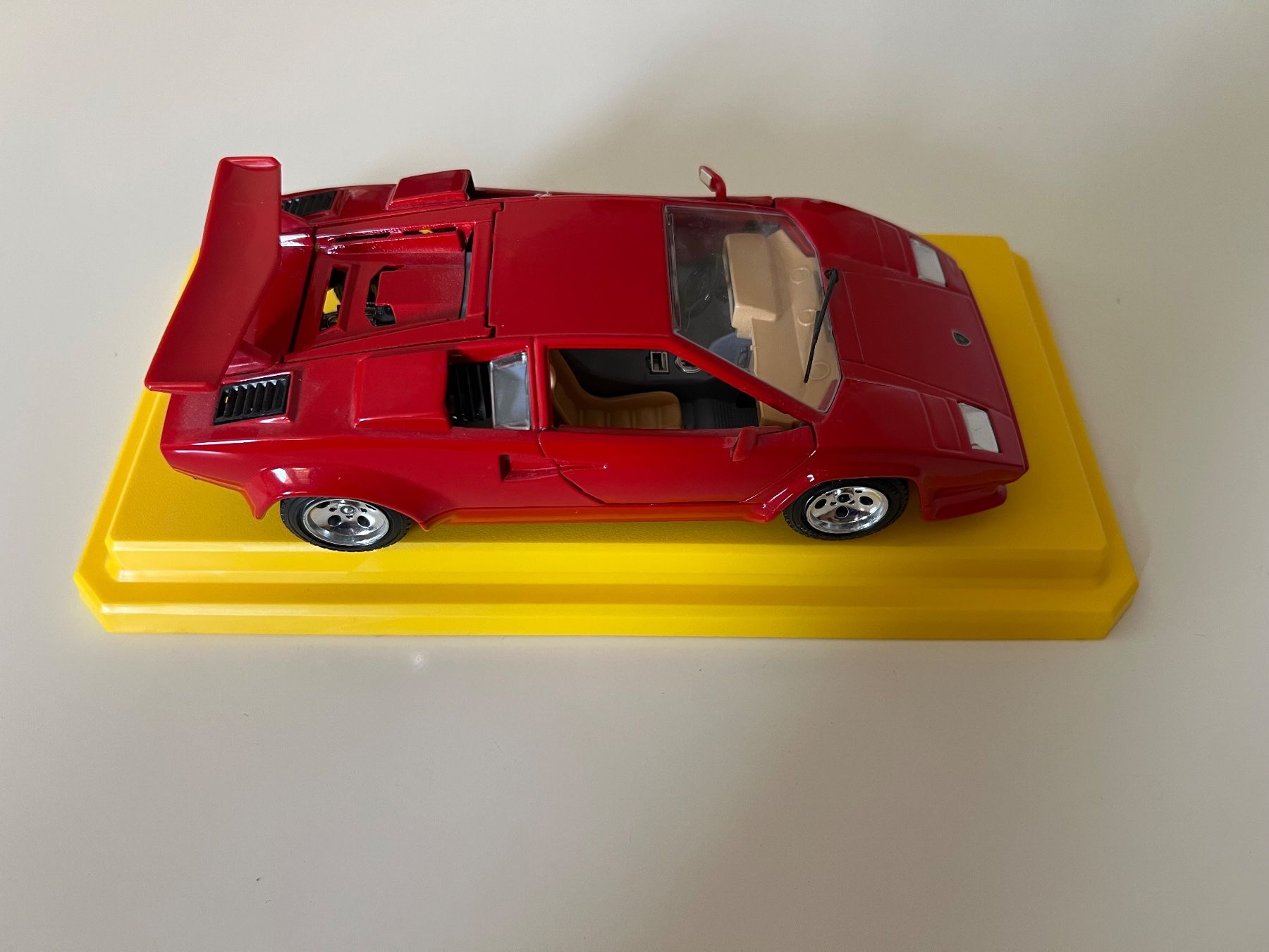 Bburago Modellautos: Bburago Lamborghini Countach 5000 Quattrovalvole 1:24 – Neu (gemäss Beschreibung) aus Altstätten SG von sheamus 3
