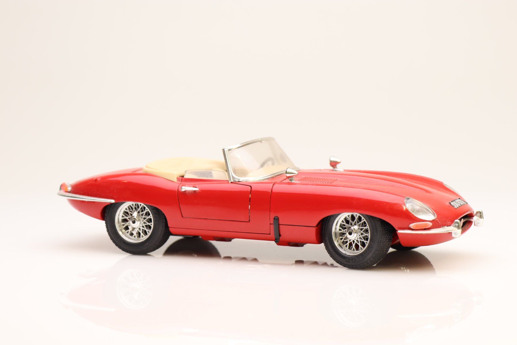Jaguar Modellini d'auto: Burago Jaguar E Type Modellauto 1/18 – Usato da Ried (Muotathal) venduto da Modellbahn.swiss