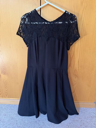 Robe noire à dentelle