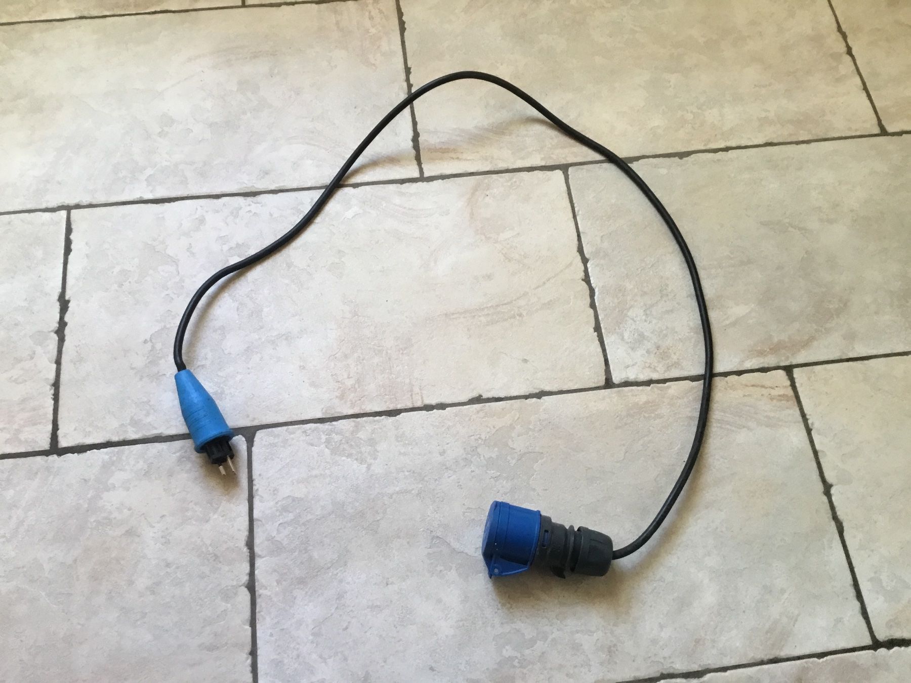 Cavi: Adapter von Schuko (Schweiz) zu CEE Campingkabel – Usato da Holderbank SO venduto da silvankoch