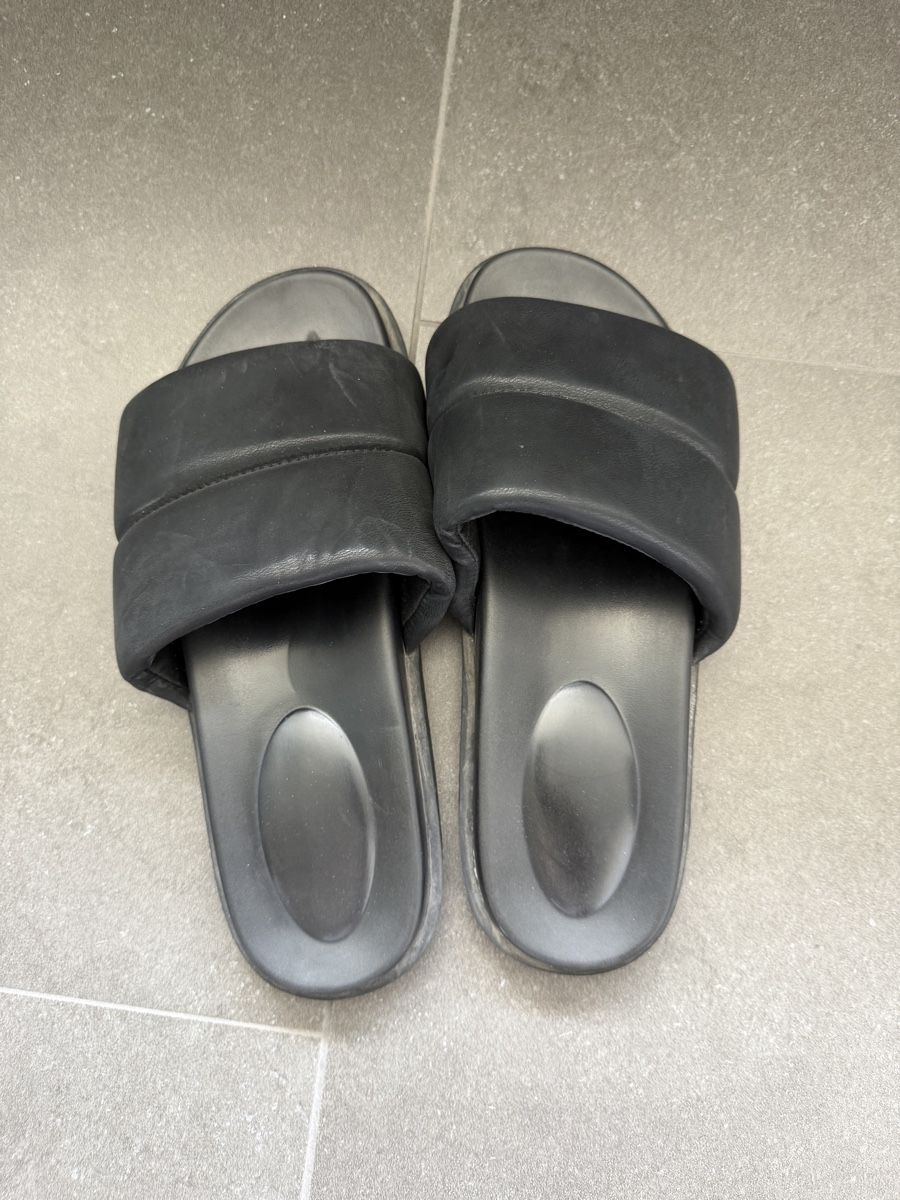 Chaussures hommes: Schwarze Pantoletten Grösse 42 – D'occasion à Rüfenacht BE par lis_rc6n 2