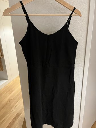 Kurzes schwarzes Kleid