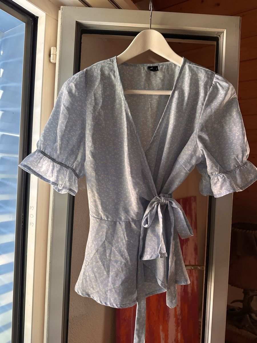 Vero Moda Top: Vero Moda Wrap Top, Pale Blue Floral – Nuovo (secondo la descrizione) da Zürich venduto da BettinaMarie2308