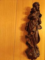 Holzgeschnitzte Figur