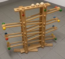 GROSSE *KUGELBAHN* MIT 3 HOLZ-KUGELN/71 X 13/H 71CM/FÜSSE?