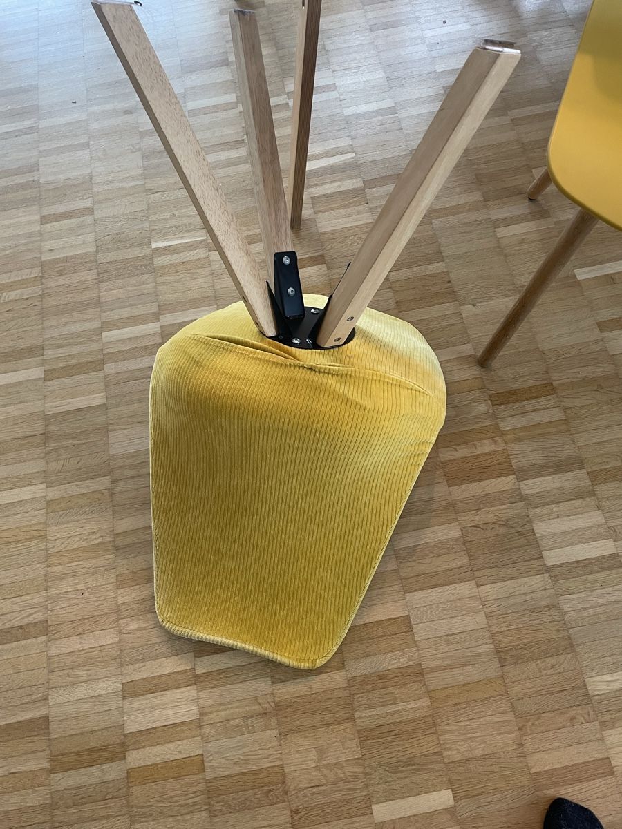 Stühle: Senfgelber Stuhl mit Holzbeinen – Gebraucht aus Urdorf von lyl_889t 2