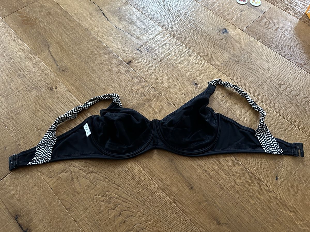 Esprit Costumi da bagno & Bikini: Schwarzer Esprit Bikini BH mit Muster, Grösse 40F – Usato da Steffisburg venduto da Kudiru 1