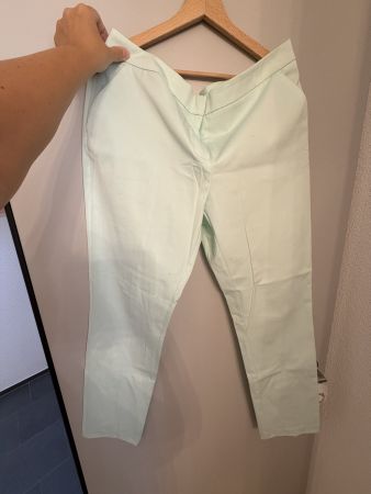 Hellgrüne Damenhose, elegant und schmal geschnitten