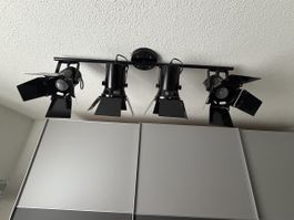 Deckenstrahler im Hollywood-Studio-Look (Maison du Monde)