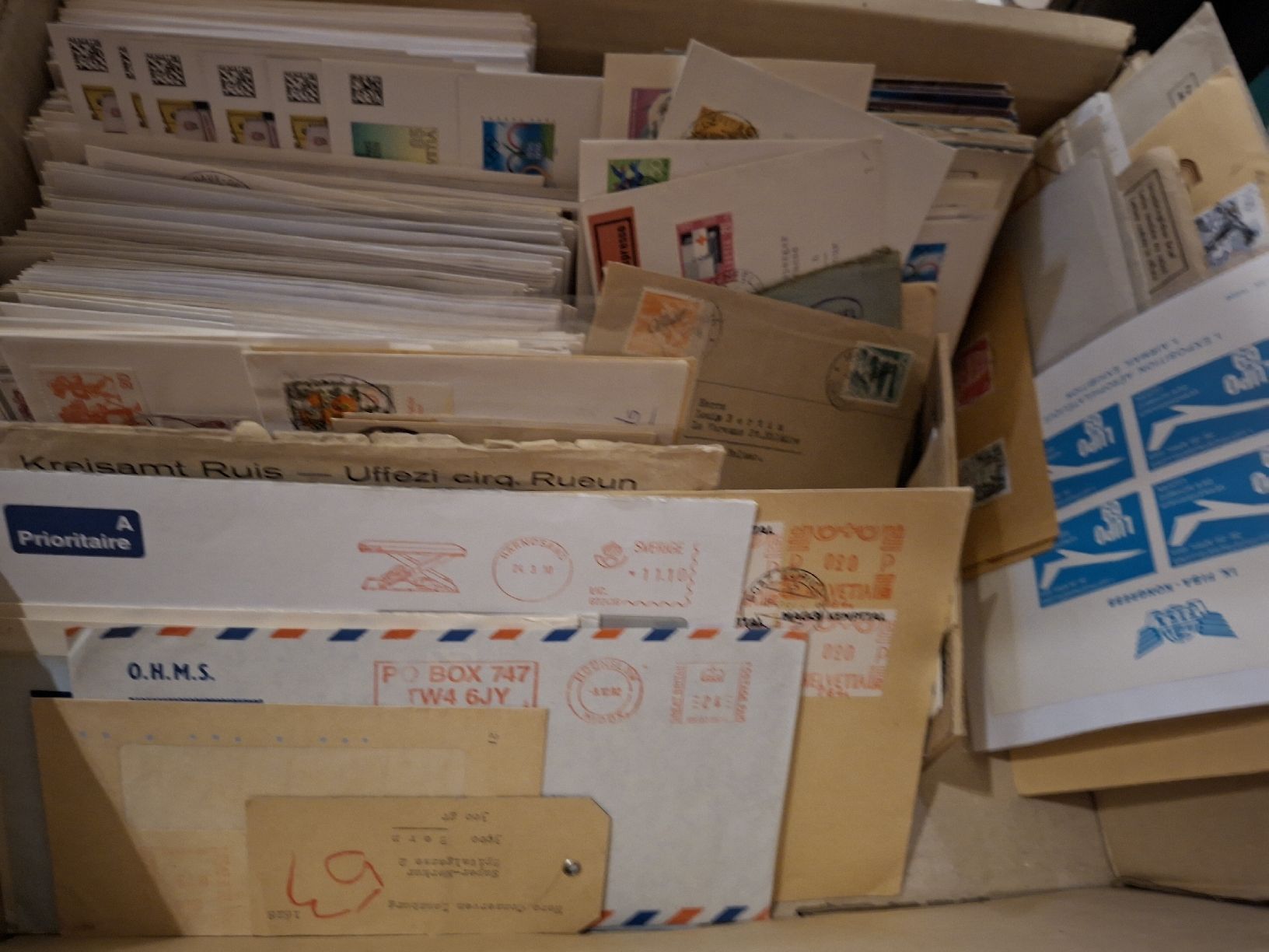 Alle Briefmarken: Schachtel voll mit Belege / Briefe eca  – Gebraucht aus Balgach von SIMEON27