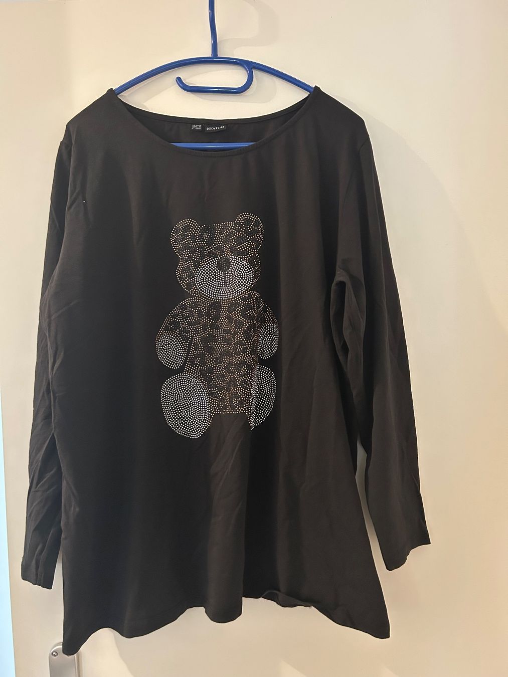 Maglioni & Felpe: Schwarzes langarm Shirt mit Bärendesign, Grösse 48/50 – Usato da Bassersdorf venduto da Shelby70