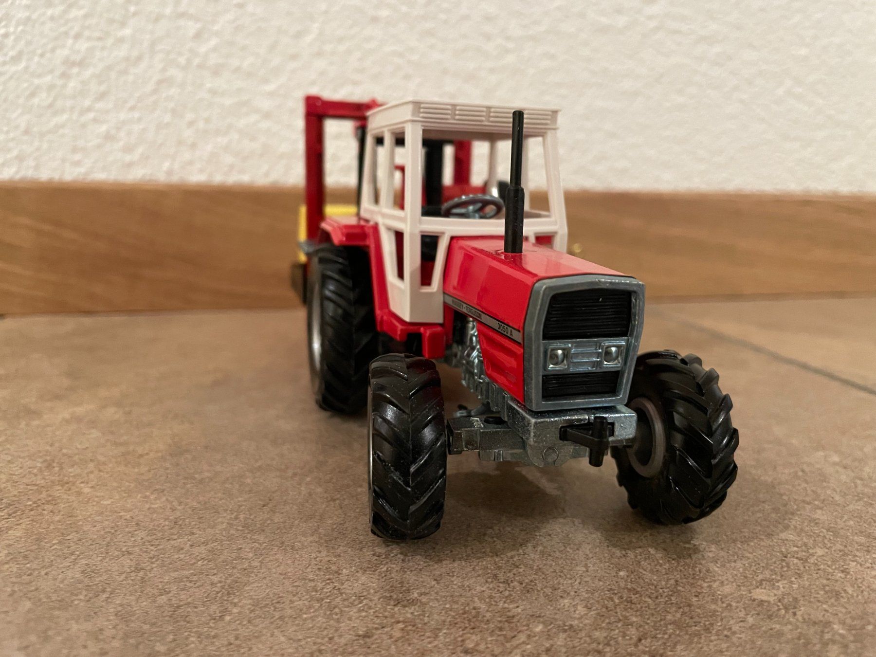 Massey Ferguson Tracteurs: SIKU Massey Ferguson 3050A mit Siloblockschneider – Neuf avec emballage d'origine à Kreuzlingen par Stefan1150 1