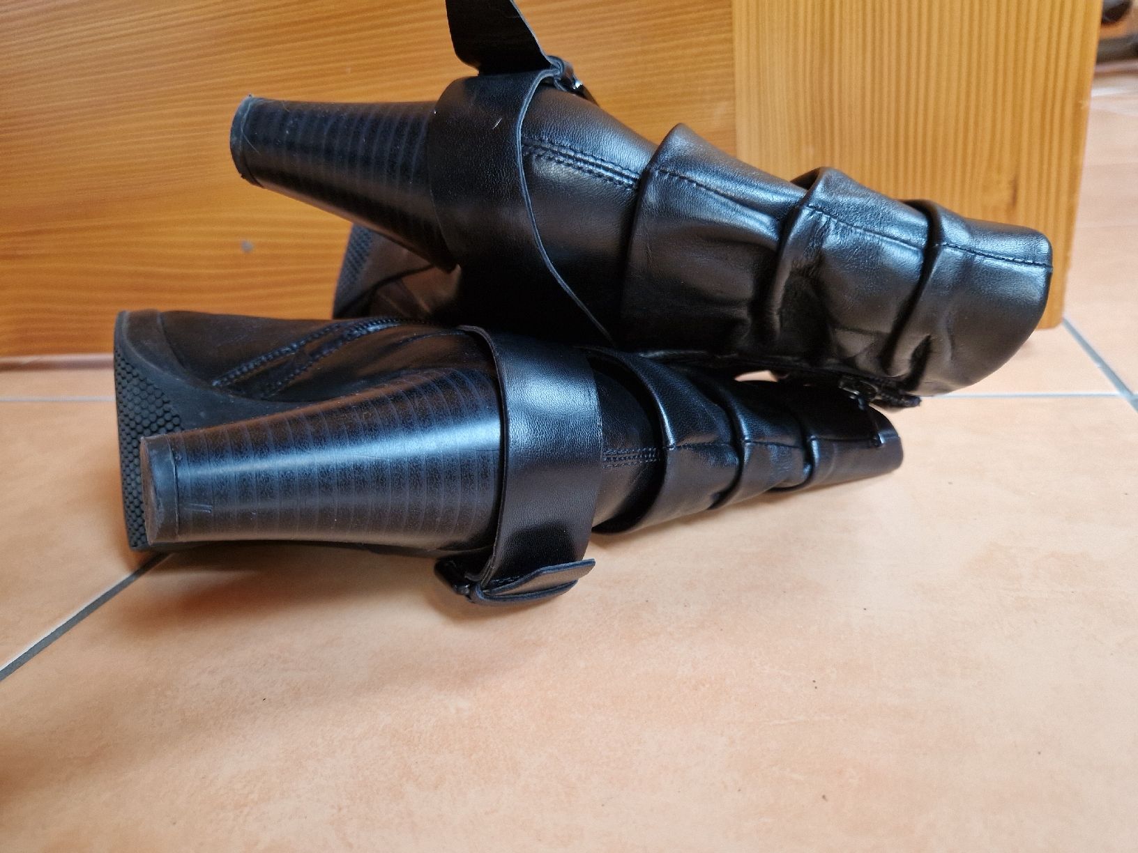 Scarpe da donna: Lederstiefel Varese schwarz 37 – Usato da Lichtensteig venduto da Cocabana_16 2