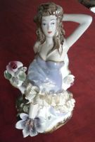 Porzellanfigur mit Blumen und Spitzen -B-