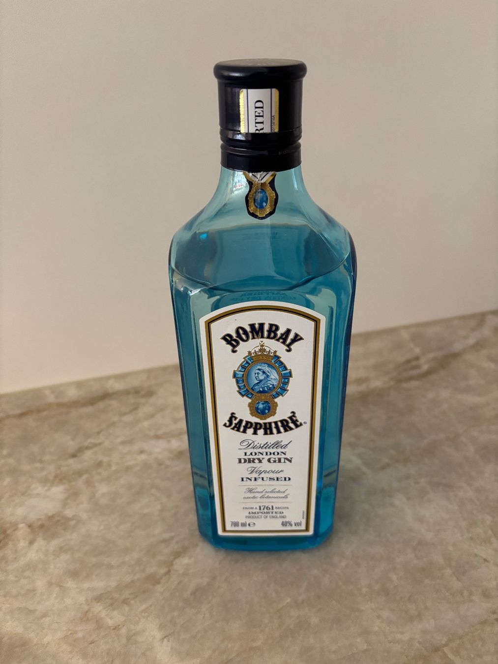 Spirituosen: Bombay Sapphire Gin, 700 ml Flasche, geöffnete Flasche – Gebraucht aus Weissbad von Studently