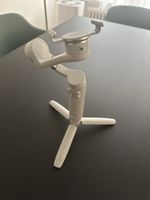 DJI Osmo Mobile 4 (DJI OM 4) in der Farbe "Light Gray".