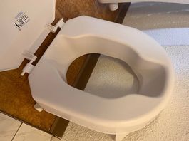 Toilettensitzerhöhung mit Deckel