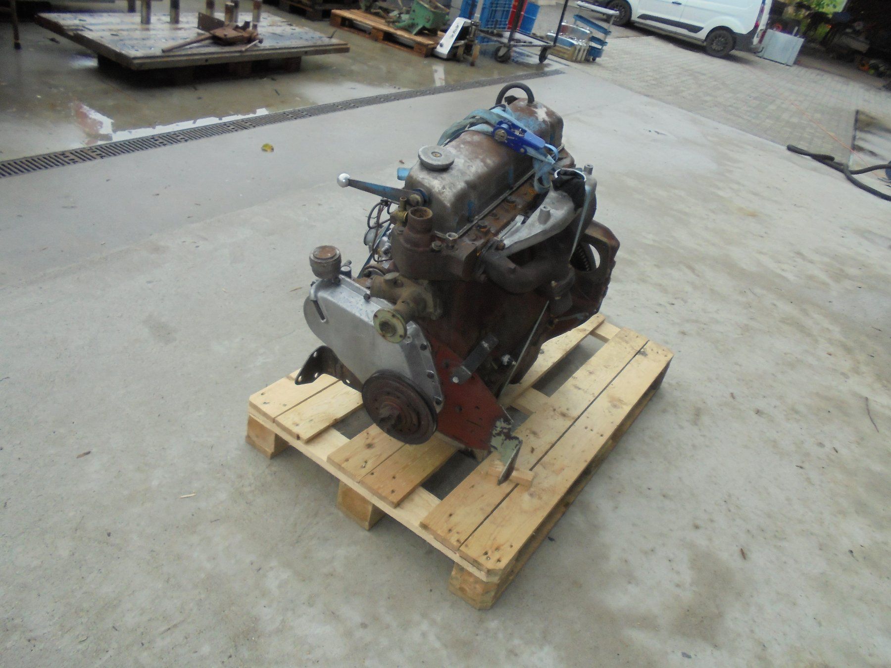 Fordson Tracteurs: Fordson / Traktor  - Ford / Motor - 592 E  - Bührer  Traktor – Défectueux à Eschenbach SG par GM-29