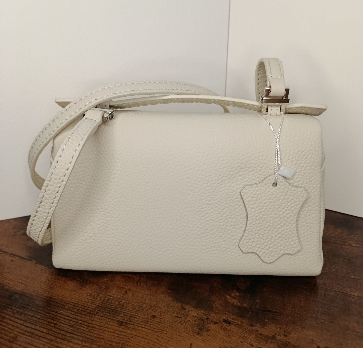 Borse da donna: Mendy Cross-Body Ledertasche Milk – Nuovo e nell'imballaggio originale da Weiach venduto da sim_8s27 6