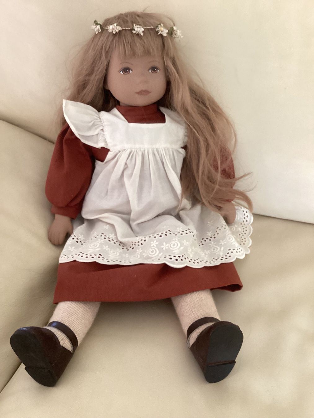 Poupées: Puppe mit Blumenkranz und Kleid – D'occasion à Goldau par dgh_bwh7