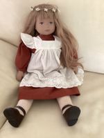 Puppe mit Blumenkranz und Kleid