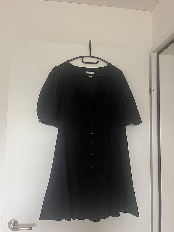 Robes: Kleid Schwarz mit Ballonärmel – D'occasion à Zürich par dal_ym7n