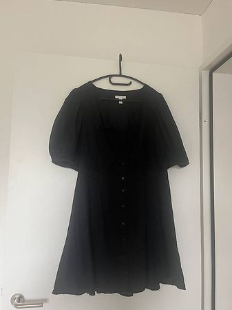Kleid Schwarz mit Ballonärmel