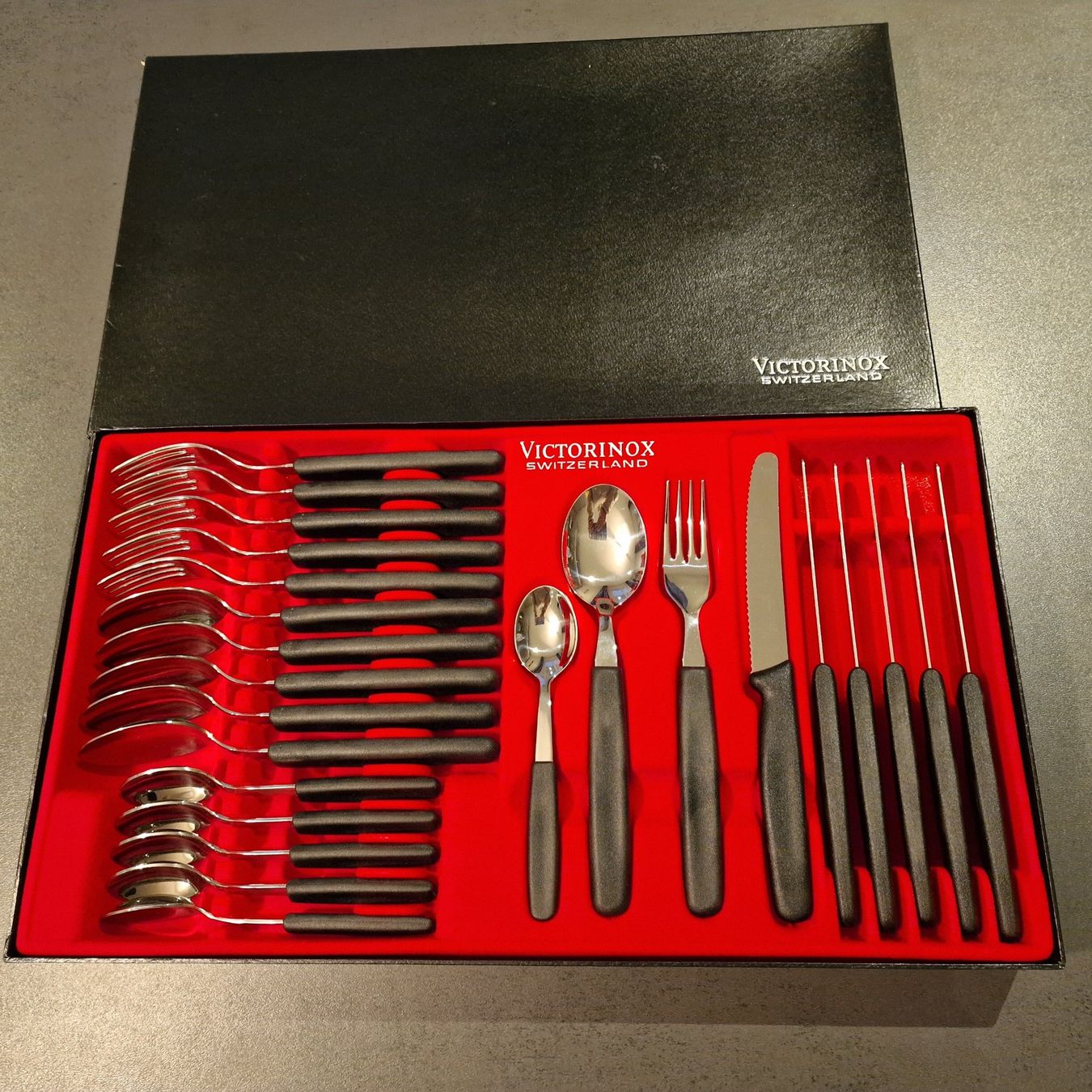 Victorinox Set di posate: Victorinox 24-teiliges Besteckset – Nuovo (secondo la descrizione) da Wohlen AG venduto da alphons31 1