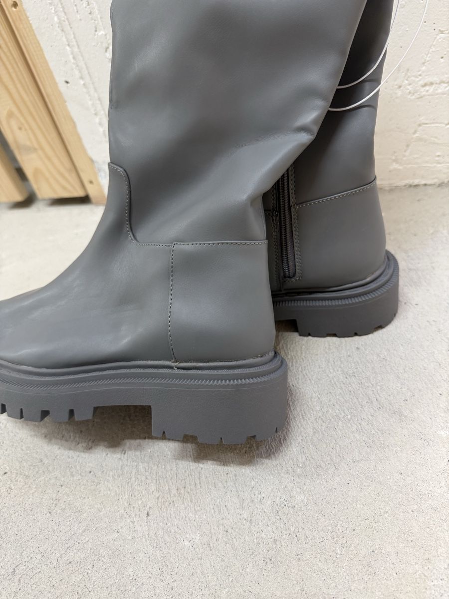 Monki Damenschuhe: Stiefel – Neu und originalverpackt aus Kriens von g_b_mk7j 7