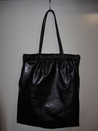 Schwarze Handtasche aus Leder geraffter Rand gebrauchter Zus