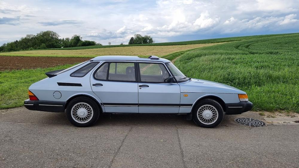 Sehr schöner Saab 900i mit Schiebedach zu verkaufen.