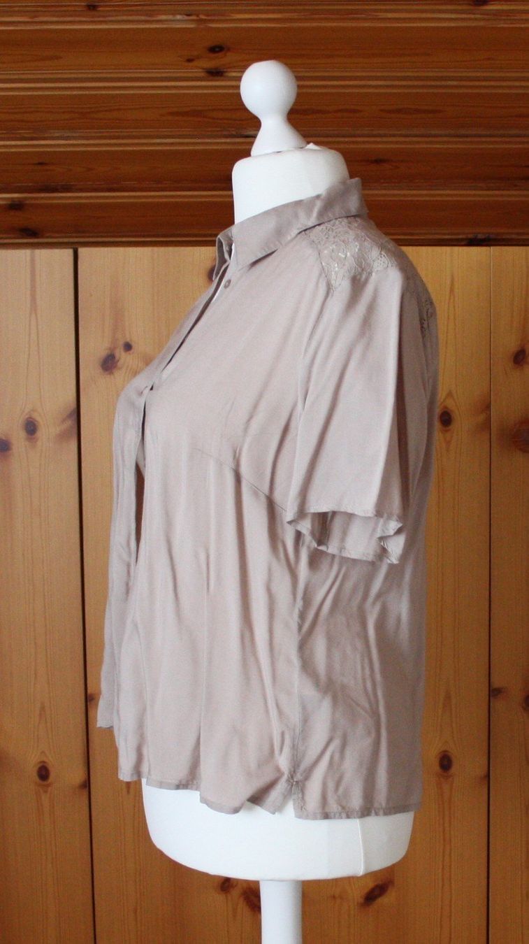 Camicette: Bluse Kurzarm CH. VÖGELE dunkelbeige Gr. L – Usato da Flüelen venduto da Diversicum-Curvy 2