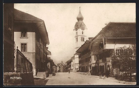 Cartes postales: AK Huttwil, Strassenpartie mit Kirche – D'occasion à Berlin par bartko-reher