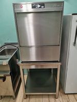 Lave-vaisselle professionnel ADLER, avec table inox.
