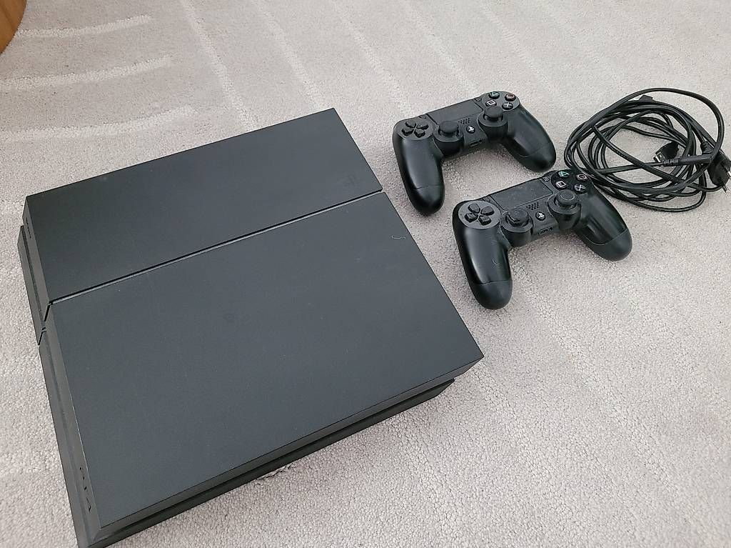 Consoles: PS 4 mit 2 Controler – D'occasion à Stäfa par Pam84