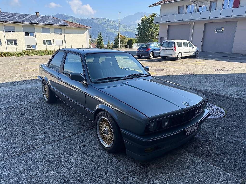 BMW Autos: BMW 320i E30 – D'occasion à Wattenwil par Aedu13