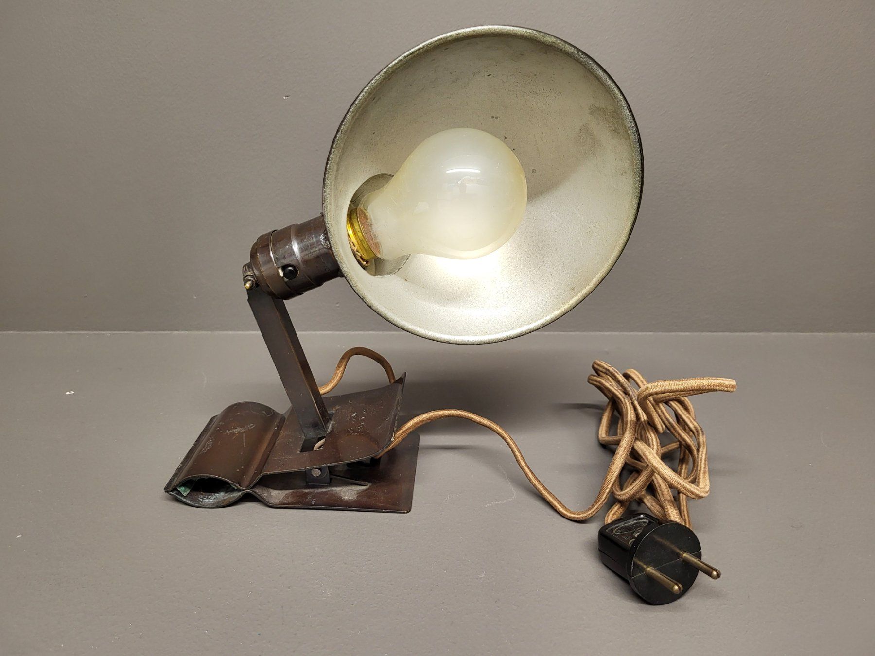 Lampade: Klemmlampe Adjusto- Lite Antik mit Kabel und Stecker – Usato da Zürich venduto da BOAC1943