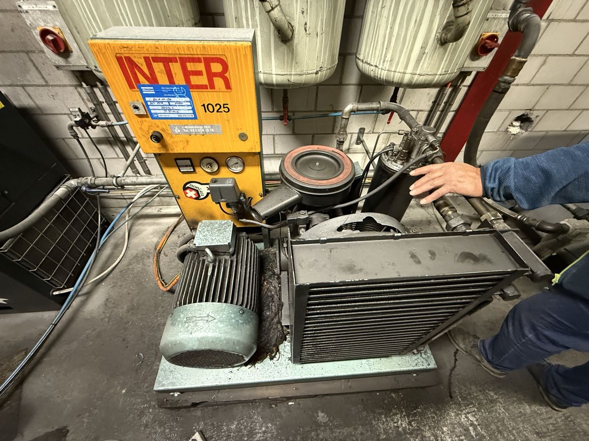 Veicoli commerciali: Industrieller Kompressor INTER 1025 - Leistungsstark! – Usato da Näfels venduto da gilgomat