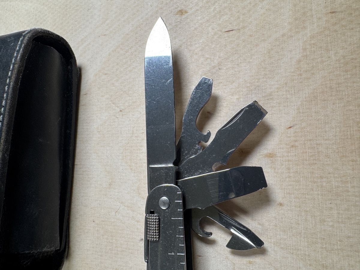 Victorinox Tous les outils: Victorinox SwissTool Multitool mit Bitset Lederetui – D'occasion à Zürich par Marble 6
