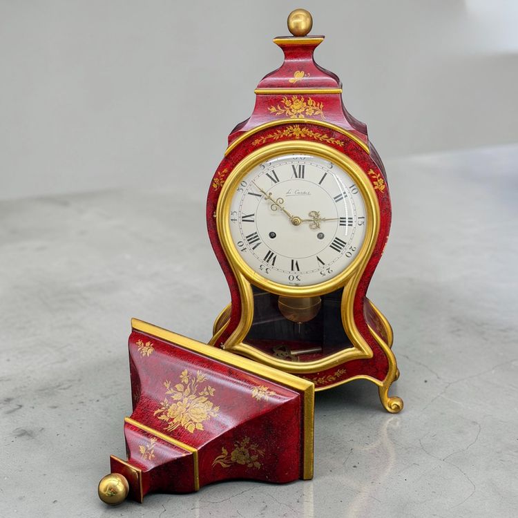 Pendule neuchâteloise LE CASTEL en bois laqué rouge et or (Gebraucht