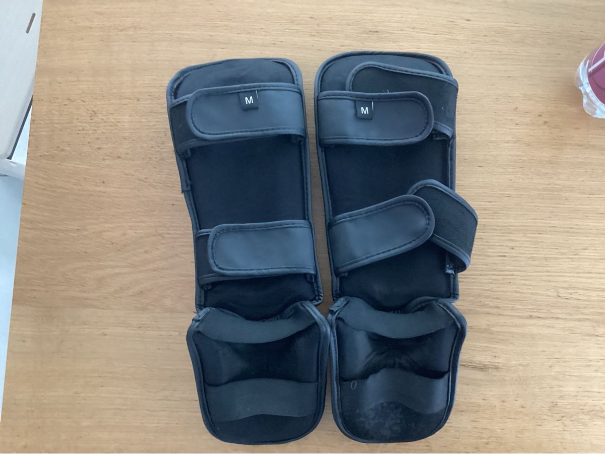 Venum Schutz & Schoner: Boxhandschuhe und Knieschoner  – Gebraucht aus Unterlunkhofen von Beko80 3
