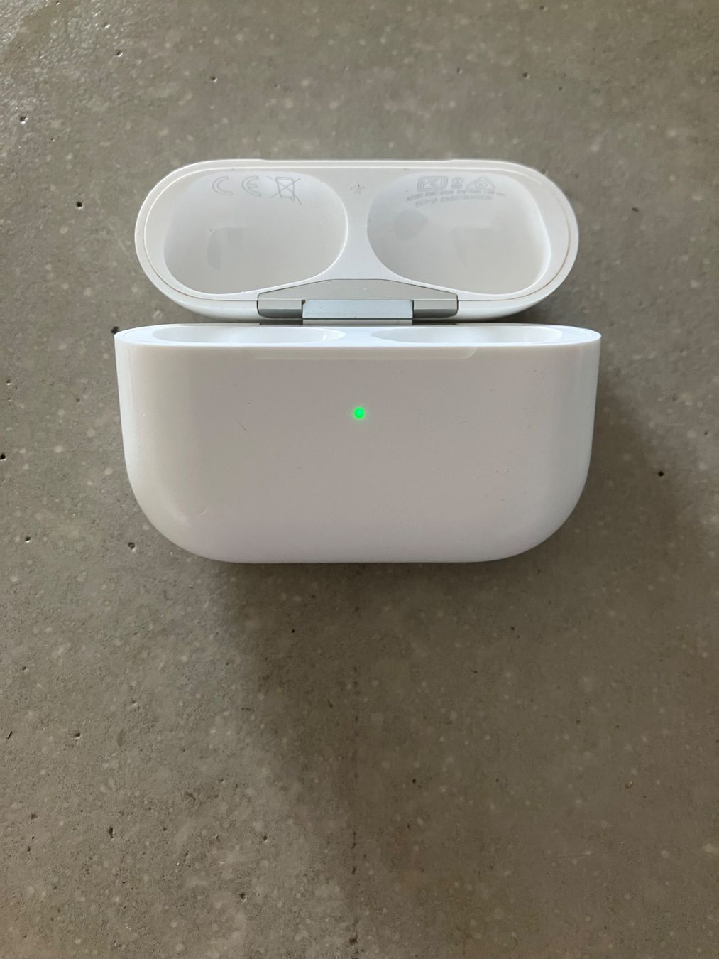 Apple Cuffie: Apple AirPods Pro 1 Charging Case – Usato da Lausanne venduto da mr.v
