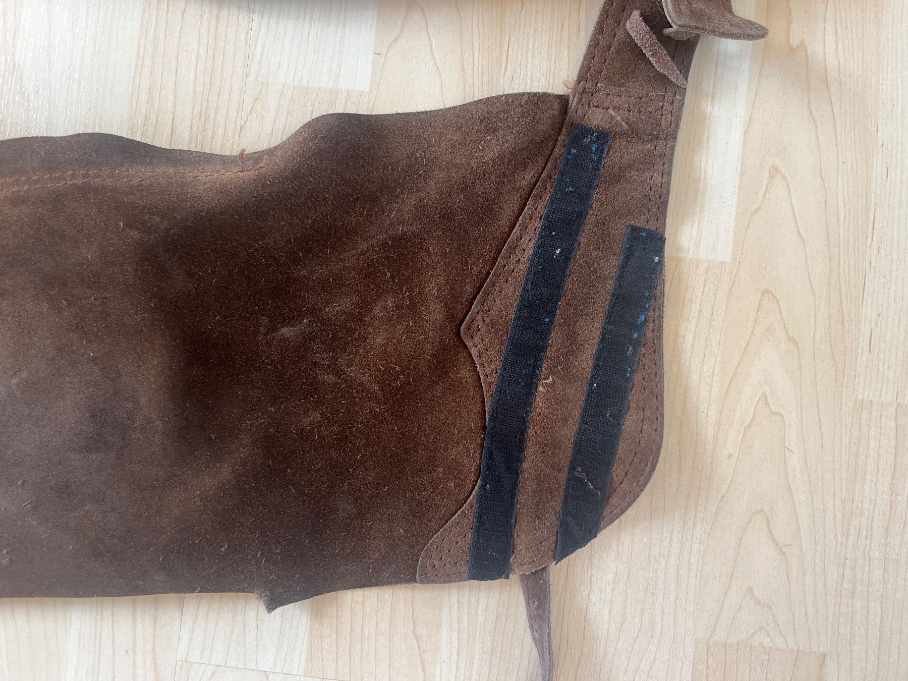 Pantaloni: braune Western-Chaps aus Wildleder – Usato da Uetikon am See venduto da Izrag98 1