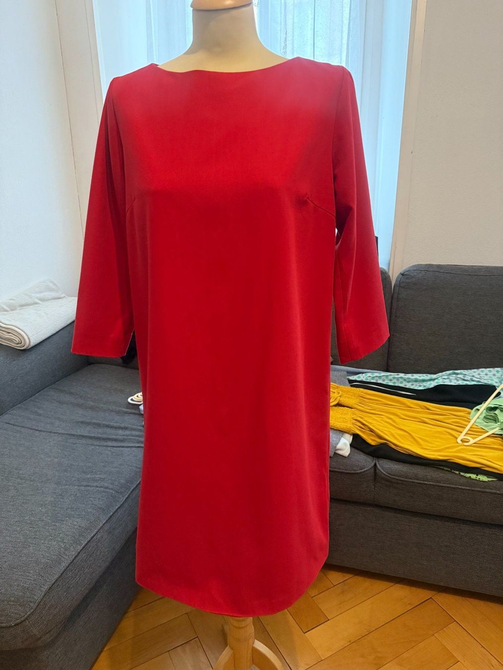 Kleider: 31. Robe droite rouge – Neu (gemäss Beschreibung) aus Le Locle von tchanatakoua