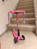 Micro Maxi Scooter – Pink mit bunten Lenkerbändern