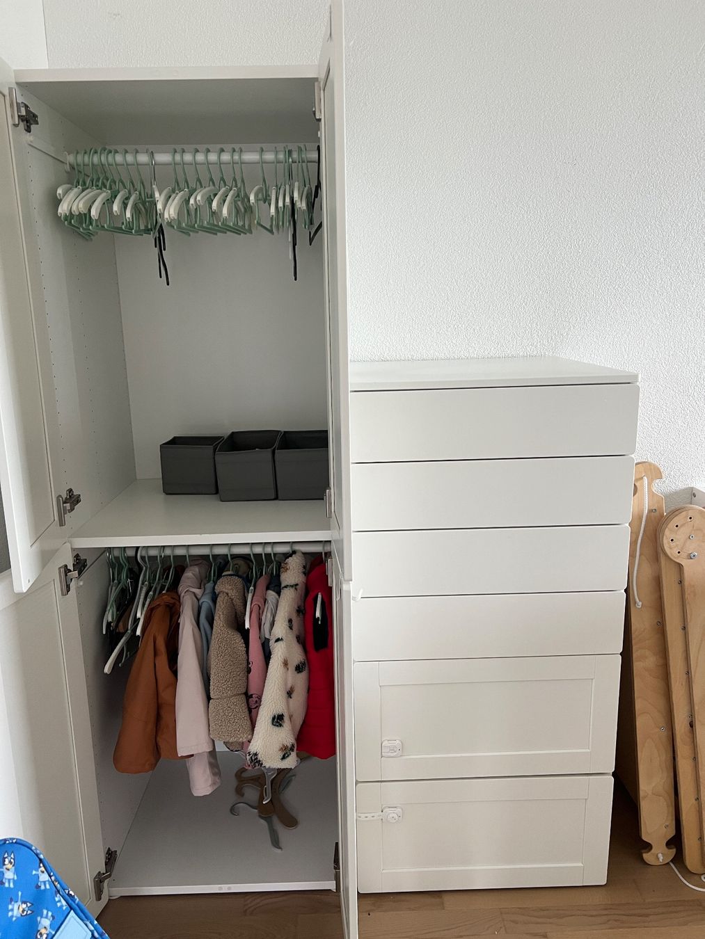 Ikea Schränke: Småstad Ikea Kinder Kleiderschrank – Gebraucht aus Au ZH von Tina8821
