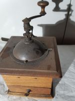 sehr alte Kaffeemühle