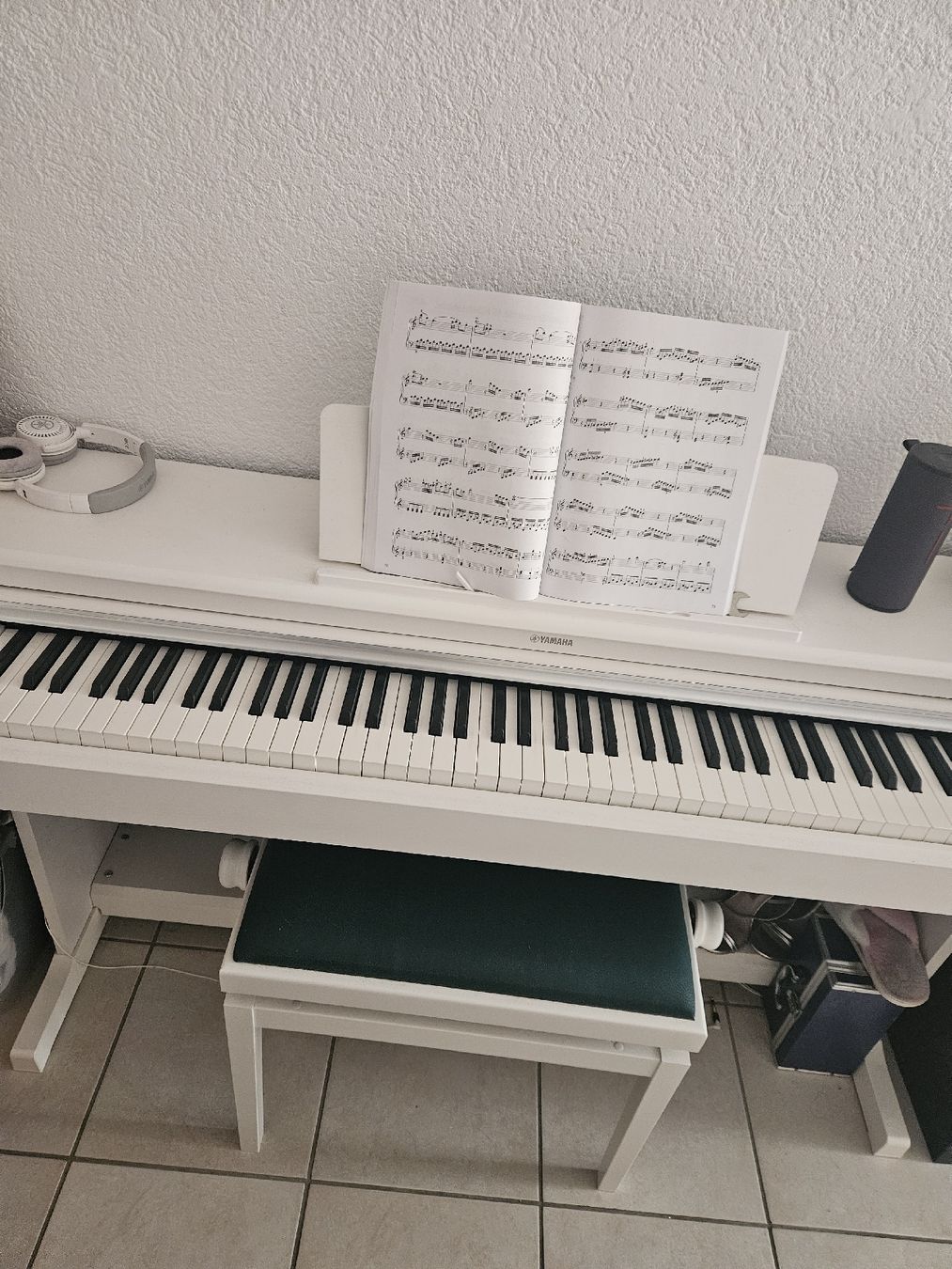 Instruments de musique: Piano blanc Yamaha – Neuf (Voir description) à Prangins par and_2fzg 2